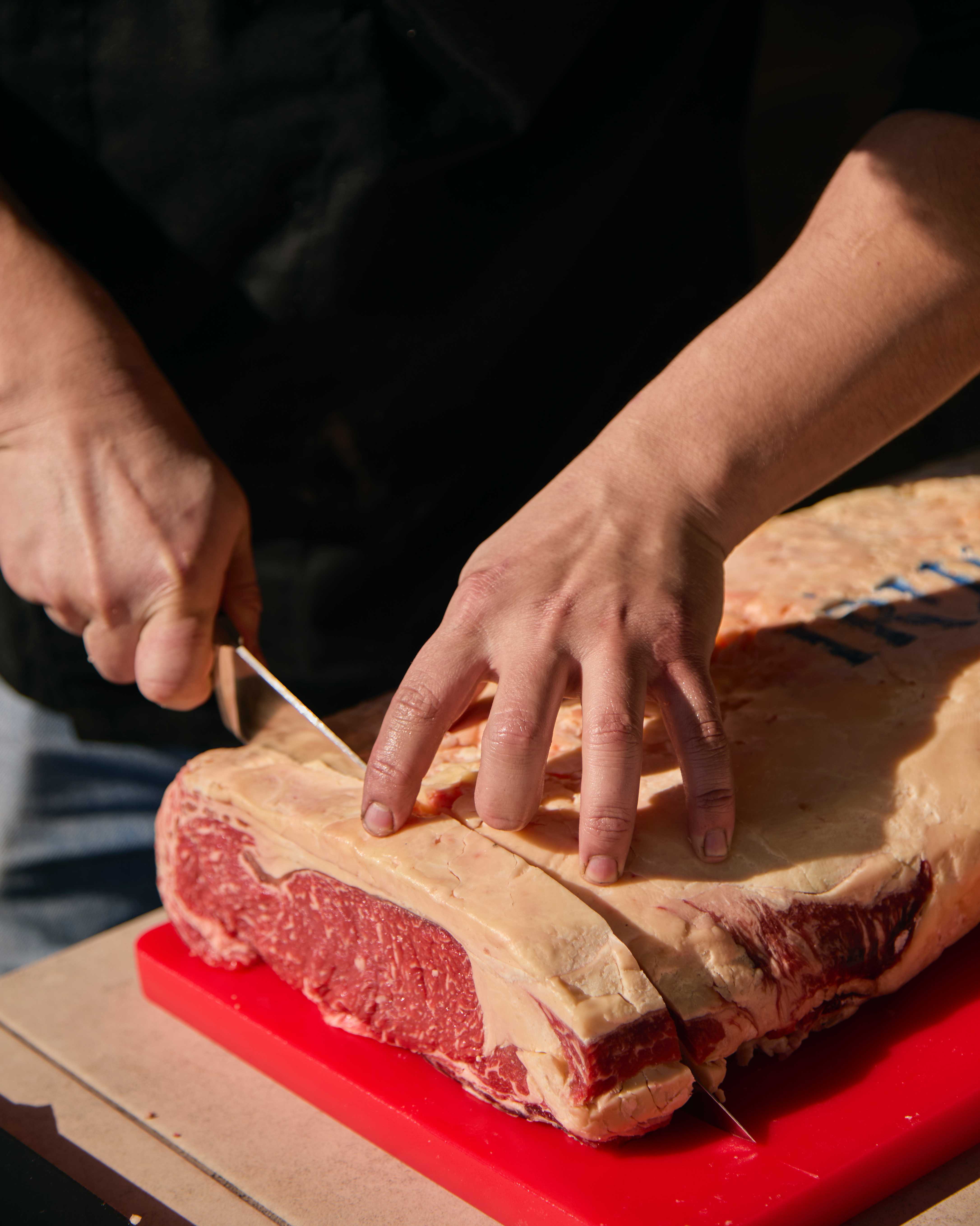 Parrilla con leña de encina y carne madurando en La Hípica