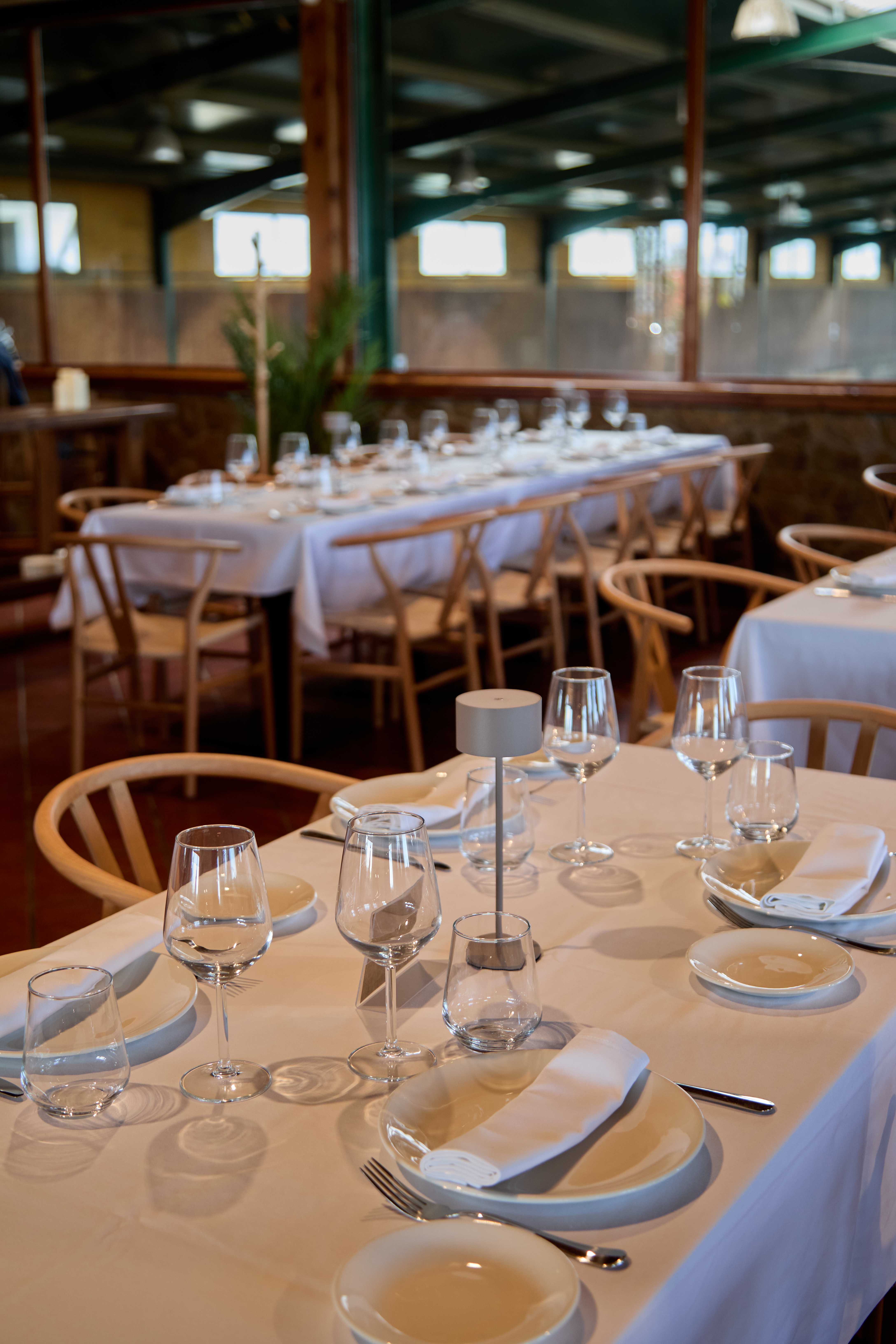 Salón comedor de La Hípica con mesas vestidas