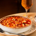 Plato de comida con cerveza