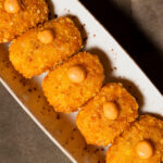 Deliciosas croquetas doradas en plato