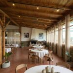 Restaurante acogedor con decoración rústica para evento