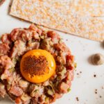 Restaurante acogedor con decoración rústica.