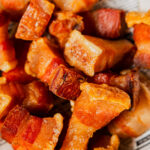 Trozos de torreznos crujientes